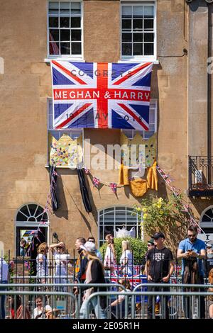 Union Jack appeso da una finestra durante il matrimonio del Principe Harry e di Meghan Markle che si è tenuto il 19 maggio 2018 al Castello di Windsor, Regno Unito. Foto Stock