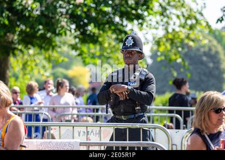 Ufficiale di polizia nero che guarda le grandi folle al matrimonio del Principe Harry e di Meghan Markle che si è tenuto il 19 maggio 2018 al Castello di Windsor, Regno Unito. Foto Stock