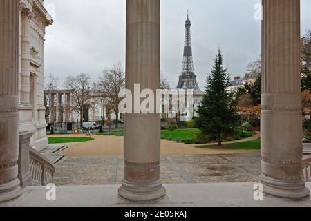 Vista verso la Torre Eiffel dal Palais Galliera, Parigi, Francia Foto Stock