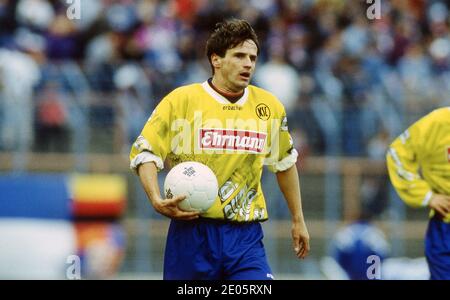 Primo calcio: Archivio foto stagione 1993/1994 1 Bundesliga: 19.03.1994. 26.matchday FC Schalke 04 - KARLSRUHER SC, KSC 2: 0 Edgar Schwitt, KSC | usage worldwide Foto Stock