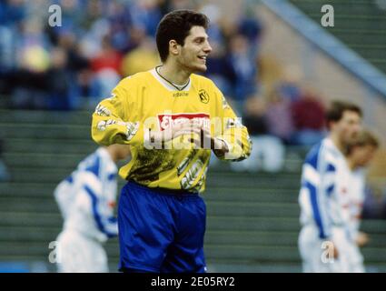 Primo calcio: Archivio foto stagione 1993/1994 1 Bundesliga: 19.03.1994. 26.matchday FC Schalke 04 - KARLSRUHER SC, KSC 2: 0 Slaven Bilic, KSC | usage worldwide Foto Stock