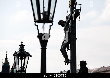 PRAGA, REPUBBLICA CECA - CIRCA APRILE 2017: Vista della croce sul ponte Carlo a Praga circa aprile 2017 a Praga. Foto Stock