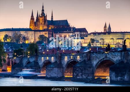 PRAGA, REPUBBLICA CECA - CIRCA APRILE 2017: Vista del Ponte Carlo a Praga circa aprile 2017 a Praga. Foto Stock