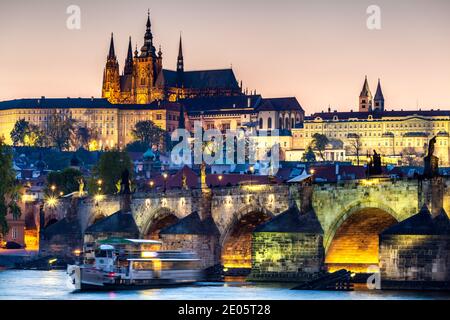 PRAGA, REPUBBLICA CECA - CIRCA APRILE 2017: Vista del Ponte Carlo a Praga circa aprile 2017 a Praga. Foto Stock