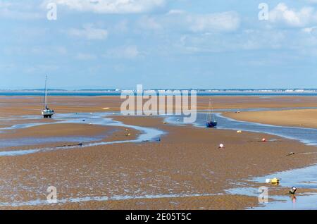 Meols, il Wirral, Regno Unito: 23 giugno 2020: Piccole barche riposano sulla sabbia a bassa marea. Foto Stock