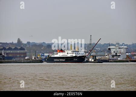 CALEDONIAN MACBRAYNE Ferry EBRIDI essere trainato dal FIUME MERSEY nel bacino bagnato a CAMMELL LAIRD cantiere durante il rimontaggio, BIRKENHEAD Foto Stock