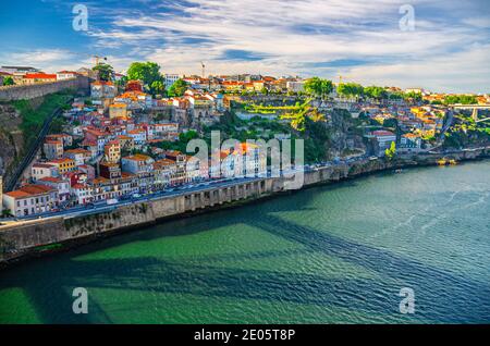 Vista panoramica aerea della città di Porto Oporto con edifici colorati e case tradizionali su ripidi pendii e argini del fiume Douro, Norte o Nord Foto Stock