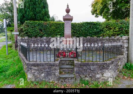 Brynegligwys; Regno Unito: 20 settembre 2020: Una scena generale del villaggio con il War Memorial in vista Foto Stock