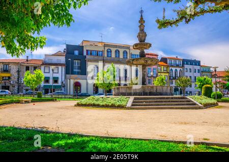 Fontana in un piccolo parco e tipici edifici colorati case in piazza campo das Hortas nel centro storico di Braga, Norte o Portogallo settentrionale Foto Stock