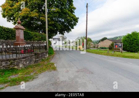 Brynegligwys; UK: 20 settembre 2020: Una scena generale del villaggio con il War Memorial e la bacheca in vista. Foto Stock