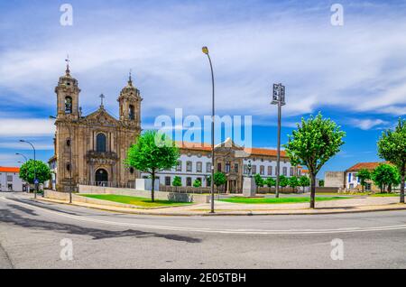 Igreja do Populo chiesa cattolica edificio neoclassico e convento do Populo monastero nel centro storico della città di Braga, cielo blu bianco nuvole backgro Foto Stock