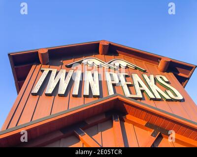 IRVING, TX, USA-DEC 6, 2020:Logo di primo piano sul portico anteriore della catena di ristoranti Twin Peaks. Un breastaurant, sport bar grill graffio cibo, ghiaccio c Foto Stock