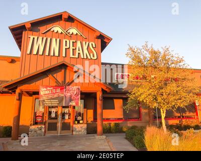 IRVING, TX, USA-DEC 6, 2020: Ingresso alla catena di ristoranti Twin Peaks al tramonto. Un breastaurant, sport bar grill con piatti gratta, ghiaccio birra fredda e. Foto Stock