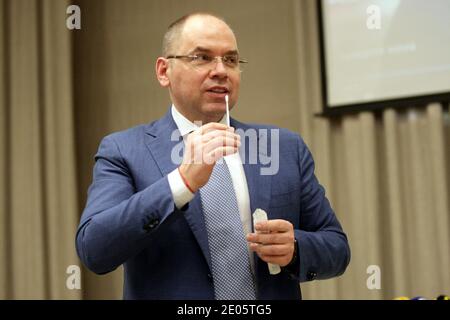 Non esclusivo: KIEV, UCRAINA - 29 DICEMBRE 2020 - Ministro della Salute dell'Ucraina Maksym Stepanov partecipa alla firma del memorandum tra il min Foto Stock