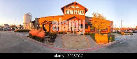 IRVING, TX, USA-DEC 6, 2020: Vista panoramica ingresso alla catena di ristoranti Twin Peaks al tramonto. Un ristorante, bar grill sportivo con piatti gratti, ghiaccio Foto Stock