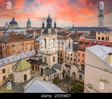 Lviv, Ucraina - 17 aprile 2020: Vista sulla Cattedrale armena dell'Assunzione di Maria dal drone Foto Stock