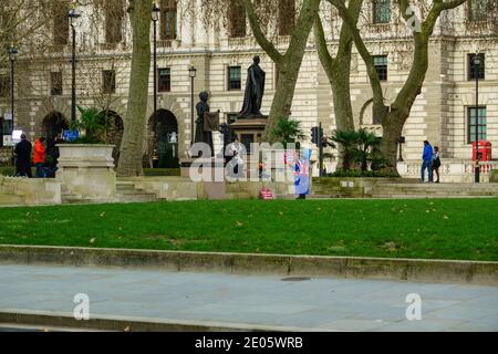 Steve Bray, Stop Brexit, un sostenitore pro-UE, che indossa una maschera a gas e una tuta CBRN. Ha in mano cartelli che affermano che i conservatori tossici e la Brexit non vale la pena di essere trattato come un accordo commerciale dell’UE in seno alla Camera dei Comuni dopo che il Parlamento è stato richiamato dalla pausa natalizia (30 dicembre 2020). Il Parlamento ha votato per approvare l'accordo commerciale UE-Regno Unito e il Regno Unito ha lasciato l'UE il 1° gennaio 2021. Foto Stock