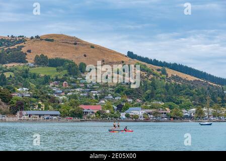 AKAROA, NUOVA ZELANDA, 22 GENNAIO 2020: Lungomare di Akaroa, Nuova Zelanda Foto Stock