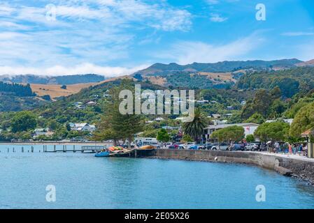 AKAROA, NUOVA ZELANDA, 22 GENNAIO 2020: Lungomare di Akaroa, Nuova Zelanda Foto Stock