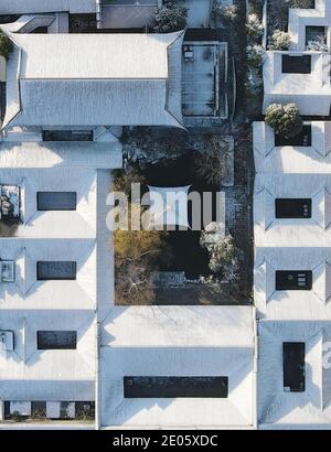 (201230) -- YANGZHOU, 30 dicembre 2020 (Xinhua) -- Foto aerea scattata il 30 dicembre 2020 mostra lo scenario della neve degli edifici di Yangzhou, provincia di Jiangsu della Cina orientale. (Foto di Meng Delong/Xinhua) Foto Stock