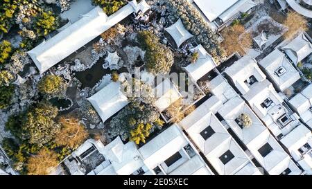 (201230) -- YANGZHOU, 30 dicembre 2020 (Xinhua) -- Foto aerea scattata il 30 dicembre 2020 mostra lo scenario della neve del giardino di Geyuan a Yangzhou, nella provincia di Jiangsu della Cina orientale. (Foto di Qi Liguang/Xinhua) Foto Stock