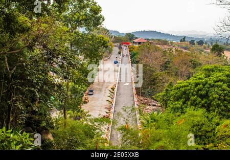 Il paesaggio intorno a Wat Khao Tabak in si Racha Thailandia Asia Foto Stock