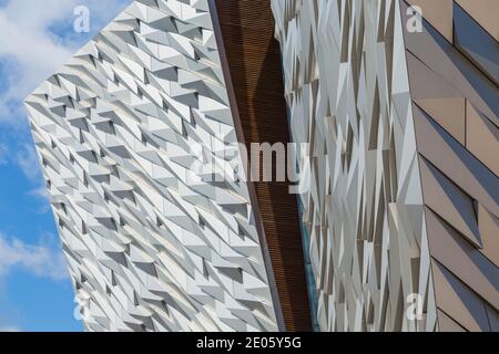 Dettaglio della facciata del Titanic Belfast in città Quartiere Titanic Foto Stock