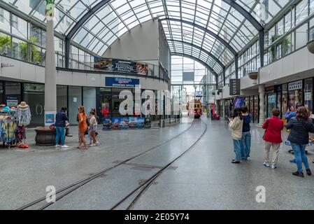 CHRISTCHURCH, NUOVA ZELANDA, 21 GENNAIO 2020: Tram all'incrocio con la cattedrale di Christchurch, Nuova Zelanda Foto Stock