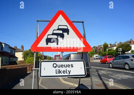 segnale di avvertimento di traffico in coda probabile a lavori stradali leeds united regno Foto Stock