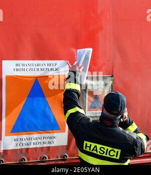 Zbiroh, Repubblica Ceca. 30 dicembre 2020. La Repubblica ceca invia attrezzature per circa cinque milioni di corone alla Croazia colpita da un terremoto. I vigili del fuoco stavano preparando le attrezzature a Zbiroh, Repubblica Ceca, 30 dicembre 2020. Credit: Miroslav Chaloupka/CTK Photo/Alamy Live News Foto Stock