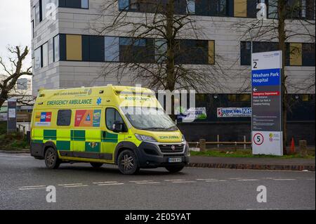 Slough, Berkshire, Regno Unito. 30 dicembre 2020. Un'ambulanza di emergenza lascia il Wexham Park Hospital. Slough continua ad avere uno dei peggiori casi positivi di Covid-19 nel Berkshire. Ci è stato un aumento di 259 nuovi casi segnalati per Slough ieri portando il totale dei casi positivi di Covid-19 per Slough a 6,802, otto più persone sono morte da Covid-19 attraverso il Berkshire. Credit: Maureen McLean/Alamy Live News Foto Stock