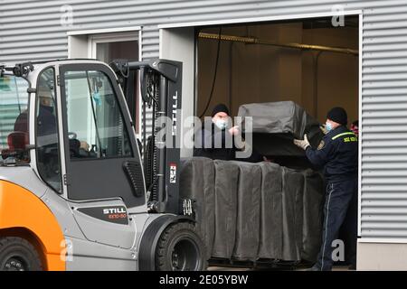 Zbiroh, Repubblica Ceca. 30 dicembre 2020. La Repubblica ceca invia attrezzature per circa cinque milioni di corone alla Croazia colpita da un terremoto. I vigili del fuoco stavano preparando le attrezzature a Zbiroh, Repubblica Ceca, 30 dicembre 2020. Credit: Miroslav Chaloupka/CTK Photo/Alamy Live News Foto Stock