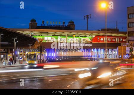 Essen, zona Ruhr, Renania Settentrionale-Vestfalia, Germania - traffico stradale alla stazione centrale di Essen con auto, autobus e treni a Europaplatz, Essen - nel centro Foto Stock