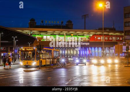 Essen, zona Ruhr, Renania Settentrionale-Vestfalia, Germania - traffico stradale alla stazione centrale di Essen con auto, autobus e treni a Europaplatz, Essen - nel centro Foto Stock