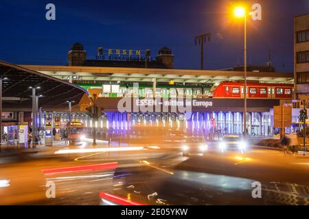 Essen, zona Ruhr, Renania Settentrionale-Vestfalia, Germania - traffico stradale alla stazione centrale di Essen con auto, autobus e treni a Europaplatz, Essen - nel centro Foto Stock