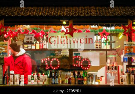 Essen, zona della Ruhr, Renania Settentrionale-Vestfalia, Germania - Stallino di VIN brulé nel centro di Essen nel periodo natalizio durante la crisi di Corona alla vigilia del Th Foto Stock