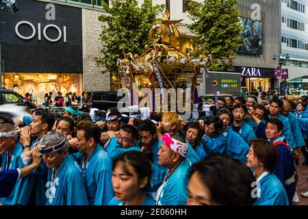 Omikoshi Nezu Shrine Festival a Shibuya, Tokyo Foto Stock