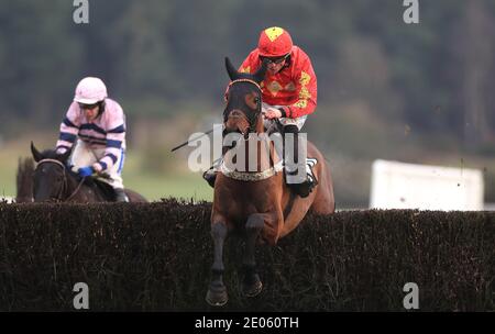 Mac Tottie guidato da James Bowen vince il racingtv.com NovicesÕ Limited handicap Chase all'ippodromo di Market Rasen. Foto Stock