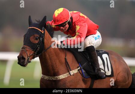 Mac Tottie guidato da James Bowen vince il racingtv.com NovicesÕ Limited handicap Chase all'ippodromo di Market Rasen. Foto Stock