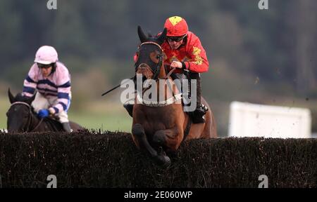 Mac Tottie guidato da James Bowen vince il racingtv.com NovicesÕ Limited handicap Chase all'ippodromo di Market Rasen. Foto Stock