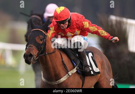 Mac Tottie guidato da James Bowen vince il racingtv.com NovicesÕ Limited handicap Chase all'ippodromo di Market Rasen. Foto Stock