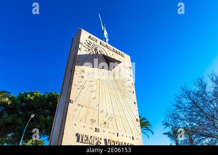 Gnomon e le linee del mese di una meridiana dal 1978, lungo Paseo Maritimo, Palma di Maiorca, Maiorca, Isole Baleari, Spagna Foto Stock