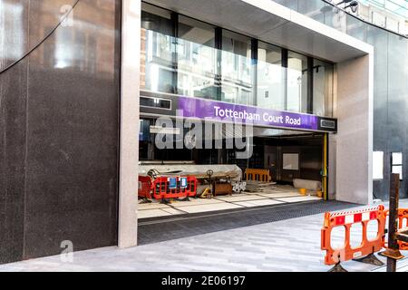 In costruzione entracne alla nuova Crossrail Tottenham Court Road Station su Oxford Street, Londra, Regno Unito Foto Stock
