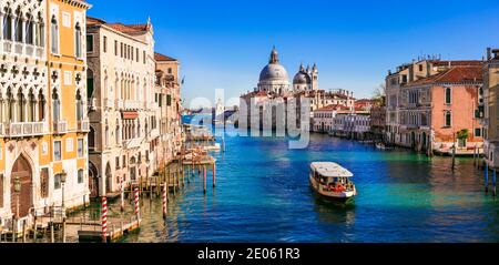 Incredibile romantica città di Venezia. Vista sul Canal Grande dal ponte dell'Accademia. Italia novembre 2020 Foto Stock