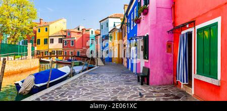 La più colorata città di pescatori (villaggio) Burano - Isola vicino a Venezia. Viaggi in Italia e luoghi di interesse Foto Stock