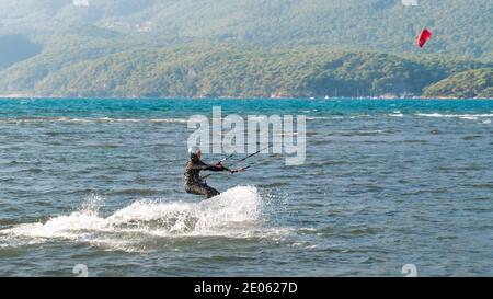 Marmaris, Akyaka, Turchia - Novembre 2020: Kitesurf persona non identificata in Akyaka della città di Marmaris. La spiaggia di Akyaka è una destinazione popolare per il kitesu Foto Stock