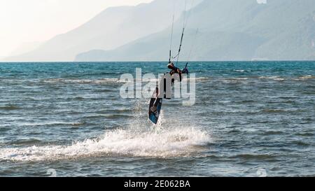 Marmaris, Akyaka, Turchia - Novembre 2020: Kitesurf persona non identificata in Akyaka della città di Marmaris. La spiaggia di Akyaka è una destinazione popolare per il kitesu Foto Stock