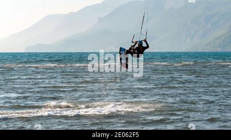 Marmaris, Akyaka, Turchia - Novembre 2020: Kitesurf persona non identificata in Akyaka della città di Marmaris. La spiaggia di Akyaka è una destinazione popolare per il kitesu Foto Stock