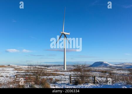 Turbina eolica sulla brughiera di Eaglesham come parte della Whitelee Wind Farm, Glasgow< Scozia, in inverno con neve. Foto Stock