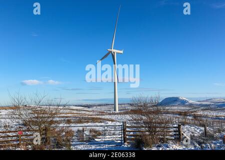 Turbina eolica sulla brughiera di Eaglesham come parte della Whitelee Wind Farm, Glasgow< Scozia, in inverno con neve. Foto Stock